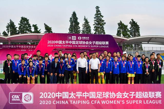亚马尔与19岁女网红购物被偷拍 她有140多万粉丝